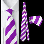Gravata Padrão de distribuição branca roxa<br><div class="desc">Púrpura White Striped Pattern tie no pescoço.</div>