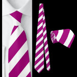 Gravata Padrão de distribuição branca roxa<br><div class="desc">Púrpura White Striped Pattern tie no pescoço.</div>