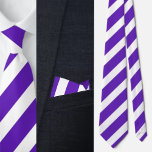 Gravata Padrão de distribuição branca roxa<br><div class="desc">Púrpura White Striped Pattern tie no pescoço.</div>