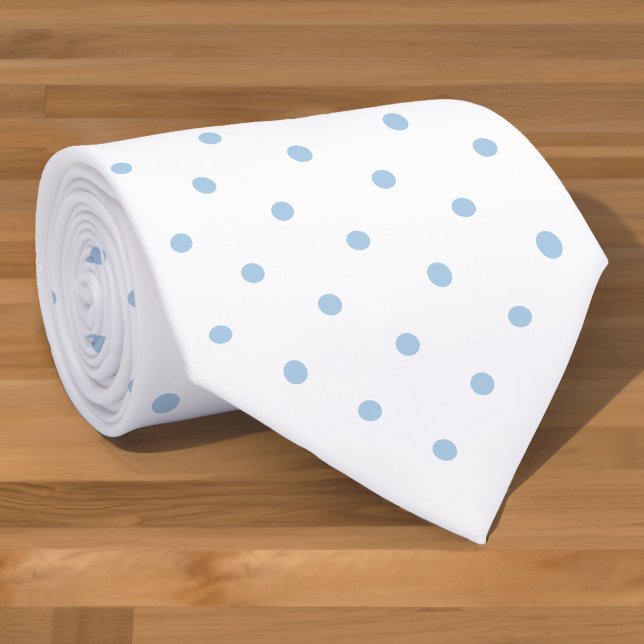 Gravata Padrão de Mini Bolinhas Azul Claro em Branco (Light Blue Mini Polka Dot Pattern on White Neck Tie in situ)