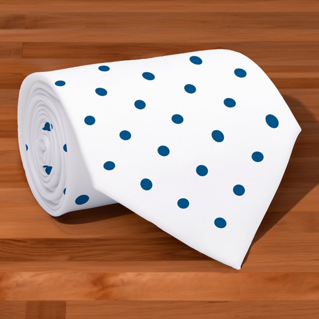 Gravata Padrão de mini Bolinhas azul do marinho em branco (Navy Blue Mini Polka Dot Pattern on White Neck Tie, rolled, in situ)