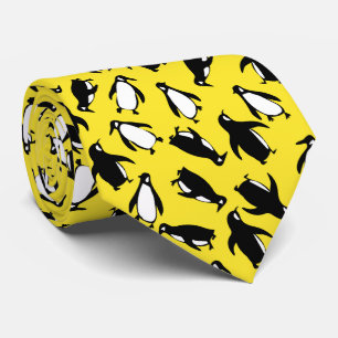 Gravata Padrão de pinguim branco preto fofo em fundo amare