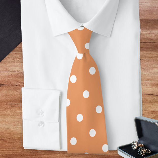 Gravata Padrão de Pontos Brancos em Caramelo (An elegant tie in a butterscotch, light burnt orange shade, with retro pattern of white polka dots)