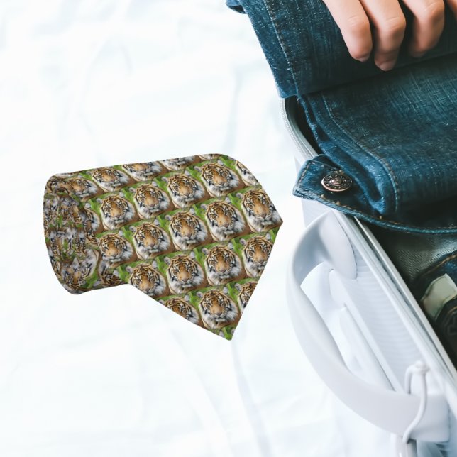 Gravata Padrão de Tigre Gato Grande (In Situ (Rolled))