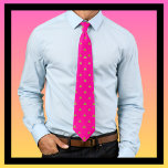 Gravata Padrão de triângulos rosa e Dourado<br><div class="desc">Tinta rosa quente e triângulos Dourados. Luxo utilizável com um toque de bling da loja Loud e Sassy. Negrito,  vibrante,  e assim por diante! Faz um presente de na moda e um excelente de estoque,  graduação,  festa,  noivado,  roupa de casamento. O presente perfeito para ele,  ela,  eles!</div>