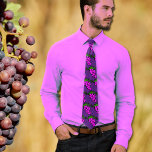 Gravata Padrão de uvas roxas<br><div class="desc">O padrão das uvas roxas - clipe de Gerald G - editado e aplicado nesta gravata por lumirala. Você pode personalizá-lo agora com texto/monogramas etc. Você pode alterar a cor de fundo. Impressos em ambos os lados.</div>