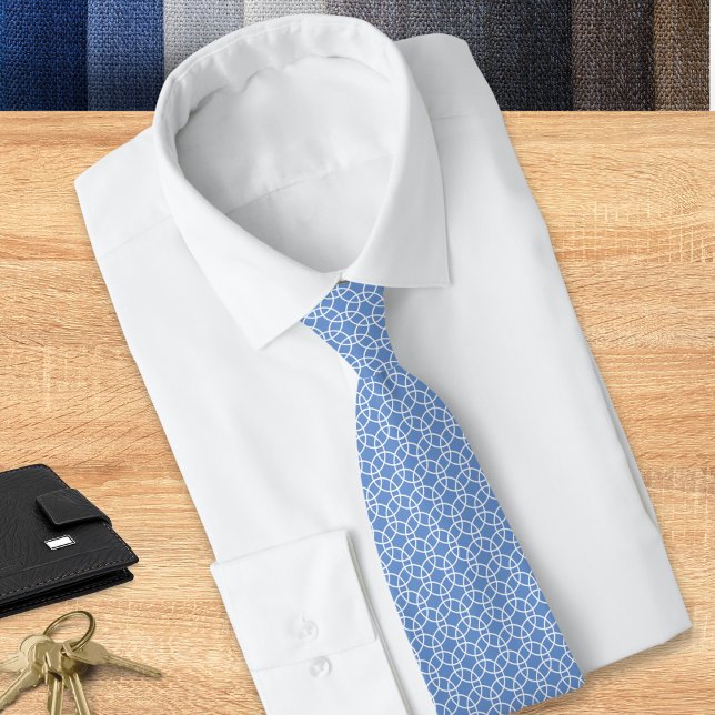 Gravata Padrão do Círculo Médio Geométrico Legal Branco Az (A light blue tie with geometric pattern of white circles, suitable for work or special occasions)