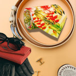 Gravata Padrão do Havaí Floral Amarelo Tropical<br><div class="desc">A gravata impressão havaiana apresenta um conjunto cativante de folhas tropicais coloridas na sua design. A ilustração vibrante da gravata captura a exótica e exótica beleza das ilhas havaianas, trazendo uma explosão de talento tropical a qualquer roupa. As folhas e flores reproduzidas na gravata apresentam uma variedade de cores brilhantes...</div>