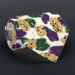 Gravata Padrão Dourado de Brushstrokes Roxo Verde<br><div class="desc">A Gravata de Pescoço Dourada Roxo Verde é um acessório ousado que adiciona um toque de talento artístico a qualquer roupa. Com a sua vibrante mistura de padrões verdes, roxos e dourados, esta gravata traz um elemento de criatividade e sofisticação ao seu guarda-roupa. As cores luxuosas são perfeitas para fazer...</div>