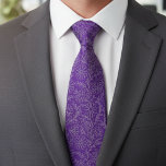 Gravata Padrão Floral Roxo Elegante Prateado<br><div class="desc">Fundo roxo prateado elegante com um delicado padrão floral branco. Altere a cor do fundo para combinar com o seu estilo. Tamanho do impresso ajustável.</div>