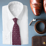 Gravata Padrão Moderno da Coroa de Prata de Luxo<br><div class="desc">Padrões de Coroa de Prata de Luxo Pó,  Colo de Na moda moderno. Este design de luxo apresenta um elegante padrão de coroa prateada sobre um fundo de ameixa. Elaborado por ©Evco Studio www.zazzle.com/store/evcostudio</div>