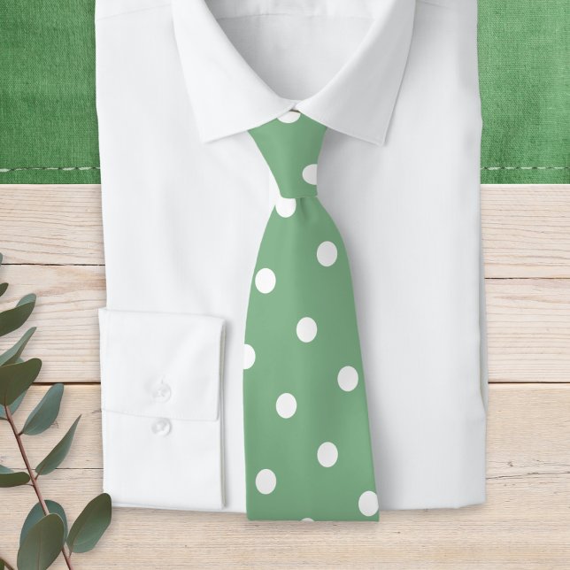 Gravata Padrão Moderno de Bolinhas Brancas em Verde Sage (A light green tie with white polka dot pattern)