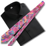 Gravata Padrão retrorhavaiano rosa rosa<br><div class="desc">A gravata do pescoço dos impressão havaianos apresenta uma base cor-de-rosa-na moda adornada com uma ilustração cativante de folhas tropicais coloridas e pretas. A base cor-de-rosa adiciona um toque de vibração e brincadeira à gravata, criando um contraste visualmente impressionante contra a design de folha tropical. A ilustração mostra um conjunto...</div>