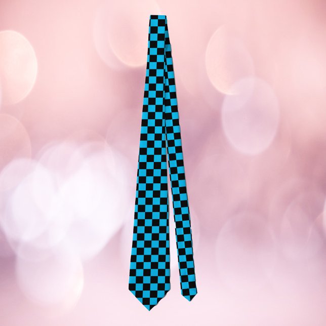Gravata Padrão verificado azul e preto (A fun tie with a blue and black checkered pattern)