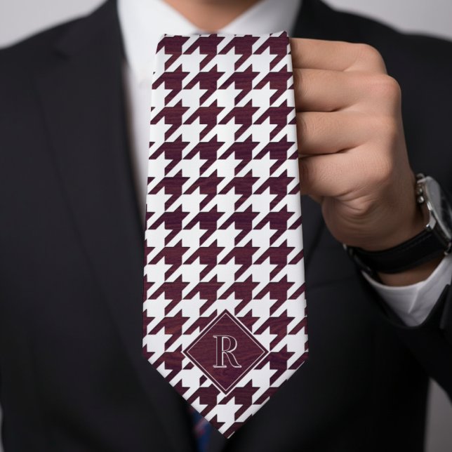 Gravata Padrão Xadrez com Monograma Branco e Madeira de Bo (Monogram Houndstooth Pattern White & Burgundy Wood Neck Tie
)