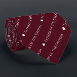 Gravata Padre do Groom Repetitivo Texto Branco Borgonha<br><div class="desc">Esta engraçada gravata colorida de burgundy ou maroon é o acessório perfeito para o pai do noivo no seu casamento. Ele apresenta um design simples, mas elegante, com a palavra "Pai do Alcance" escrita em uma sofisticada fonte toda branca maiúscula, e repetindo em um padrão diagonal com separadores de diamante....</div>