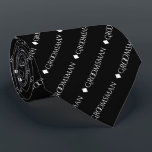 Gravata Padrinho de casamento Repetindo Texto Branco em Pr<br><div class="desc">Esta gravata divertida do pescoço é o acessório perfeito para os padrinhos de casamento do seu casamento. Apresenta um design simples, mas elegante, com a palavra "padrinho de casamento" escrita em rico, todo o texto branco maiúsculo repetindo num padrão diagonal num fundo preto. Forma perfeita de adicionar um pouco de...</div>