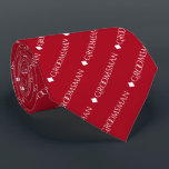 Gravata Padrinho de casamento Repetindo Texto Branco em Ve<br><div class="desc">Esta gravata divertida do pescoço é o acessório perfeito para os padrinhos de casamento do seu casamento. Apresenta um design simples, mas elegante, com a palavra "padrinho de casamento" escrita em rico, todo o texto branco maiúsculo repetindo num padrão diagonal num fundo vermelho. Forma perfeita de adicionar um pouco de...</div>