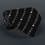Gravata Pai da Noiva Repetindo Texto Branco em Preto<br><div class="desc">Esta gravata preta é o acessório perfeito para o pai da noiva no seu casamento. Ele apresenta um simples, mas elegante design de texto repetido com a palavra "Pai da Noiva" escrita em uma sofisticada letra branca maiúscula. Há pequenos diamantes separando o texto, dando à gravata um na moda. Perfeito...</div>