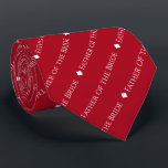 Gravata Pai da Noiva Repetindo Texto Branco em Vermelho<br><div class="desc">Esta gravata vermelha é o cúmplice perfeito para o pai da noiva no seu casamento. Ele apresenta um simples, mas elegante design de texto repetido com a palavra "Pai da Noiva" escrita em uma sofisticada letra branca maiúscula. Há pequenos diamantes separando o texto, dando à gravata um na moda. Perfeito...</div>