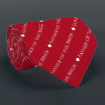 Gravata Pai da Noiva Repetindo Texto Branco em Vermelho<br><div class="desc">Esta gravata vermelha é o cúmplice perfeito para o pai da noiva no seu casamento. Ele apresenta um simples, mas elegante design de texto repetido com a palavra "Pai da Noiva" escrita em uma sofisticada letra branca maiúscula. Há pequenos diamantes separando o texto, dando à gravata um na moda. Perfeito...</div>