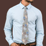 Gravata Pai de profissão de médico/enfermeiro<br><div class="desc">A gravata masculina apresenta um padrão distinto inspirado pelo equipamento do médico, fazer-o como um presente pensativo para apresentar a um pai, avô ou tio que trabalha ou trabalhou como médico. A design apresenta uma variedade de símbolos e ferramentas relacionados ao médico, como estetoscópios, seringas, cruzes médicas, ondas de ECG...</div>