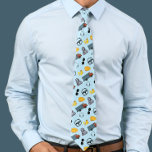 Gravata Pai de profissão do motorista de caminhão<br><div class="desc">A gravata masculina apresenta um padrão impressionante inspirado no equipamento do motorista de caminhão, fazer-o como um presente pensativo para apresentar a um pai, avô ou tio que trabalha ou tem paixão por conduzir caminhões. A design mostra uma variedade de símbolos e ferramentas relacionadas ao condutor de caminhões, como caminhões,...</div>