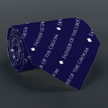 Gravata Pai do Groom Tyler White Text em Azul Marinho<br><div class="desc">Esta engraçada gravata azul do pescoço é o acessório perfeito para o pai do noivo no seu casamento. Ele apresenta um design simples, mas elegante, com a palavra "Pai do Alcance" escrita em uma sofisticada fonte toda branca maiúscula, e repetindo em um padrão diagonal com separadores de diamante. Perfeito caminho...</div>