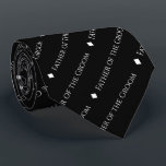 Gravata Pai do noivo Repetindo Texto Branco em Preto<br><div class="desc">Esta engraçada gravata de pescoço preto é o acessório perfeito para o pai do noivo no seu casamento. Ele apresenta um design simples, mas elegante, com a palavra "Pai do Alcance" escrita em uma sofisticada fonte toda branca maiúscula, e repetindo em um padrão diagonal com separadores de diamante. Perfeito caminho...</div>
