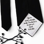 Gravata Pai em Direito Presente de Noiva<br><div class="desc">No dia do seu casamento, lembre-se do seu sogro dando-lhe esta gravata personalizada de pai da noiva que contém uma mensagem personalizada com seu nome e data do casamento. Informe o nome e a data a serem impressos em uma seção personalizada. Alternativamente, surpreendê-lo com este doce gesto como presente de...</div>