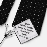 Gravata Pai em Direito Presente na Noiva<br><div class="desc">No dia do seu casamento, lembre-se com seu sogro sobre a mensagem adorável dando-lhe esta gravata personalizada de sogro com uma mensagem personalizada e a data do seu casamento. Informe o nome e a data a serem impressos em uma seção personalizada. Alternativamente, surpreendê-lo com este doce gesto como presente de...</div>