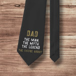 Gravata Pai Mito Legenda Café Viciado Engraçado<br><div class="desc">Pai Mito Lenda Café Viciado Engraçado Dia de os pais gravata no pescoço. Engraçado Dia de os pais com uma frase humorística de Pai,  o Homem,  o Mito,  a Lenda,  o Viciado em Café. O texto está na tipografia ousada moderna.</div>