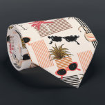 Gravata Palmas Retro Rosa Flamingos Óculos de sol<br><div class="desc">flamingos exóticos, palmeiras cor-de-rosa e óculos de sol retrógrados em fundo de pêssego pálido, esta gravata de pescoço é legal para o escritório, uma noite na cidade, um casamento, sua própria cerimônia de casamento, para o noivo ou padrinhos de casamento ou dá como presente para seu marido, pai, irmão ou...</div>