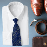 Gravata Parabéns Formando Típica Dourada Azul<br><div class="desc">Parabéns Formando Blue Dourado Typografia Neck Tie apresenta um padrão moderno de tipografia de ouro sobre fundo azul. Perfeito para o dia de graduação,  festa de formatura ou como presente para o formando. Projetado pelo Evco Studio www.zazzle.com/store/evcostudio</div>
