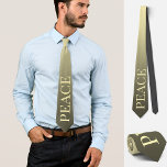 Gravata Paz, sem guerra, sutil castanho elegante<br><div class="desc">Esta bela gravata personalizada apresenta a palavra paz em bege claro sobre um fundo amarelo-dourado. Maneira ideal mas sutil e na moda para mostrar a sua atitude em relação à paz e à liberdade,  à guerra e à violência. Para pacifistas,  manifestações anti-guerra e requerentes de paz.</div>