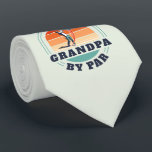 Gravata Personalizado do Avô de Golfe do Dia de os pais Re<br><div class="desc">Retro Best Grandpa By Par design,  você pode personalizar para pai,  avô,  padrasto ou marido deste lindo design de golfe. Presente perfeito para o aniversário do Dia de os pais ou do avô. O texto "GRANDPA" pode ser personalizado com qualquer pai,  clicando no botão "Personalizar" acima</div>