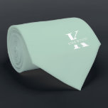 Gravata Pistachio Green Elegant Monograma   Nome Único<br><div class="desc">Um colar unilateral elegante com um monograma branco arrojado sobre fundo verde de Pistachio. Por cima deste monograma, está o seu primeiro sobrenome, soletrado em todas as capitais. Se você preferir um nome mais ousado procure o dentro de nome pessoal da letra grande, você pode fazer o seguinte: Use a...</div>