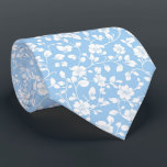 Gravata Pó Personalizado Blue Garden Floral Tie<br><div class="desc">Este delicado impressão,  inspirado no jardim,  apresenta pequenos florais brancos contra um fundo azul em pó,  exuando encanto e graça. É perfeito para os noivos que buscam um aspecto suave e refinado e complementam casamentos de primavera ou de temas pastéis. Uma bela opção para as cerimônias tradicionais e modernas.</div>