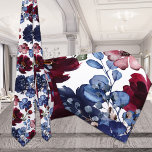 Gravata Poppy e Peony Red White e Blue Weds<br><div class="desc">Uma gravata de marinho ruiva,  vermelha,  branca e azul,  pintada a cores vivas,  apresentando papoilas azuis marinho e burgundy e peonias contra fundo branco puro.</div>