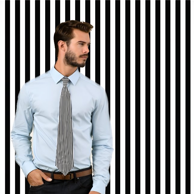 Gravata Preto e Branco - Tinta Vertical Esfina (Man wearing a necktie with vertical black and white stripes standing against wall with same pattern.)