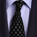 Gravata Preto Escala de Justiça Advogado<br><div class="desc">Este design clássico e conservador apresenta as escalas de justiça feitas numa variedade de origens coloridas e é ideal para um advogado, advogado, promotor, juiz, assistente jurídico, ou mesmo um estudante de direito que celebra a graduação ou que passa no exame de bar. Crie um pacote de presente de um...</div>