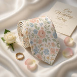 Gravata Primavera Pastel Delicada<br><div class="desc">Traga romance sem esforço para qualquer ocasião com esta elegante gravata de seda creme com um delicado padrão floral em todo o tecido em tons suaves de pêssego, rosa e azul suave – inspirada nas clássicas estampas da Liberty London. Perfeita para casamentos de primavera e verão, festas no jardim, celebrações...</div>