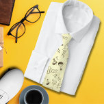 Gravata Professora de Química Científica e Pattern Tie<br><div class="desc">A gravata masculina apresenta um padrão cativante inspirado em equipamentos científicos e artigos de laboratório, fazer-o como um presente perfeito para apresentar a um pai ou professor. A design apresenta uma variedade de ferramentas e símbolos científicos, como padeiros, tubos de ensaio, microscópios, átomos e fórmulas. Os detalhes complexos desses elementos...</div>