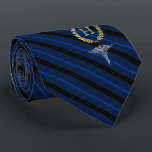 Gravata Profissional médico azul quadro do monograma<br><div class="desc">Um laço personalizado listrado azul costurado aos profissionais médicos que caracterizam os primeiros ou ao monograma do sobrenome dentro de uma grinalda do ouro do falso.</div>