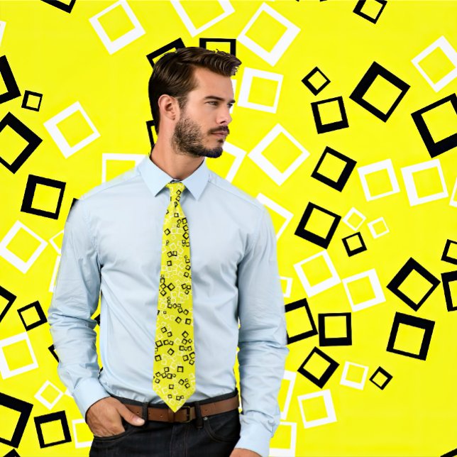 Gravata Quadrados retrorreflectores brancos e pretos na to (Man wears a necktie with a yellow tie with a retro, black and white pattern. Background matches tie.)
