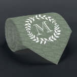 Gravata Sage Green Monograma Elegante Foliage Wreath<br><div class="desc">Acessorizar em estilo com uma gravata monográfica personalizada. Design apresenta as folhas modernas de coroa-louros e a tipografia-na moda. Monograma no centro é simples de personalizar. Faz um noivo elegante e padrinhos de casamento guardam a ideia do presente e elogia o casamento chinês.</div>