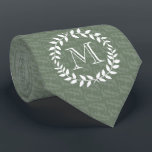 Gravata Sage Green Monograma Elegante Foliage Wreath<br><div class="desc">Acessorizar em estilo com uma gravata monográfica personalizada. Design apresenta as folhas modernas de coroa-louros e a tipografia-na moda. Monograma no centro é simples de personalizar. Faz um noivo elegante e padrinhos de casamento guardam a ideia do presente e elogia o casamento chinês.</div>
