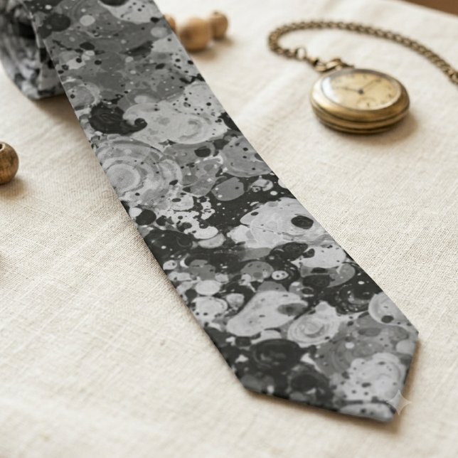 Gravata Salpico de Tinta Abstrata Monocromática (A bold black and white ink splatter necktie, a sharp, artistic accessory for a groom or guest.)