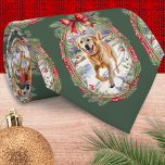 Gravata Seu Cão Pet Foto Padrão Festivo Natal Verde<br><div class="desc">Coloque seu cachorro na foto este Natal, com esta gravata personalizada de fotos. A gravata apresenta sua fotografia escolhida, que aparecerá dentro de 'quadros' ovais em um padrão. Cada armação tem um ambiente festivo para charme extra sazonal. O fundo é uma folha escura verde de inverno, criando um pano de...</div>