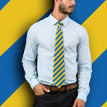 Gravata Sinalizador simples personalizado da Ucrânia<br><div class="desc">Um tique de vara profissional e legante do escritório, apresentando um padrão clássico de fundo Blue e Yellow Striped, impressão duplo lado. Este modelo de gravata apresenta um simples design azul e amarelo da bandeira ucraniana. Crie seus próprios presentes personalizados com este produto personalizado, fácil de usar o modelo da...</div>